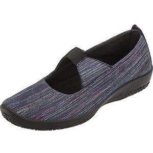 COPY - Women’s casual shoe size 37 which is 6 1/2-7 US.